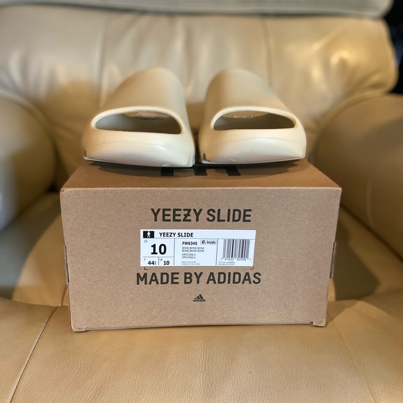 yeezy slides - Picture 1 of 6